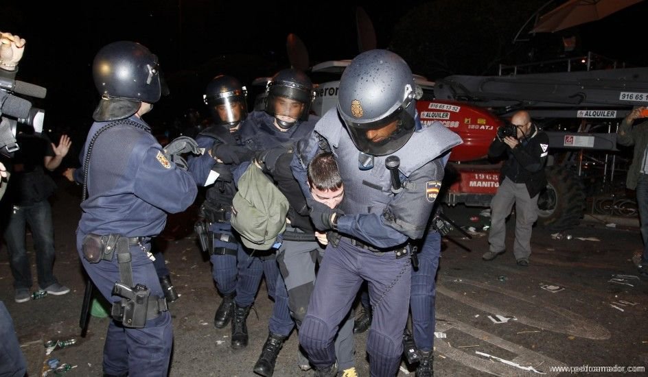 la Policia de España repartiendo