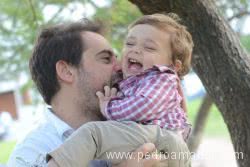 el dia del padre nico sonriendo con el experto en felicidad