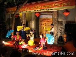 VIETNAM Hanoi espectaculo en la calle