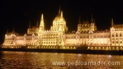 BUDAPEST Parlamento desde barco