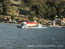 BOLIVIA Coches cruzando el estrecho