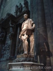 MILAN Estatua San Bartolome