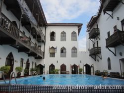 Cómo es la piscina-pileta-alberca del Botel Blancos en Tanzania