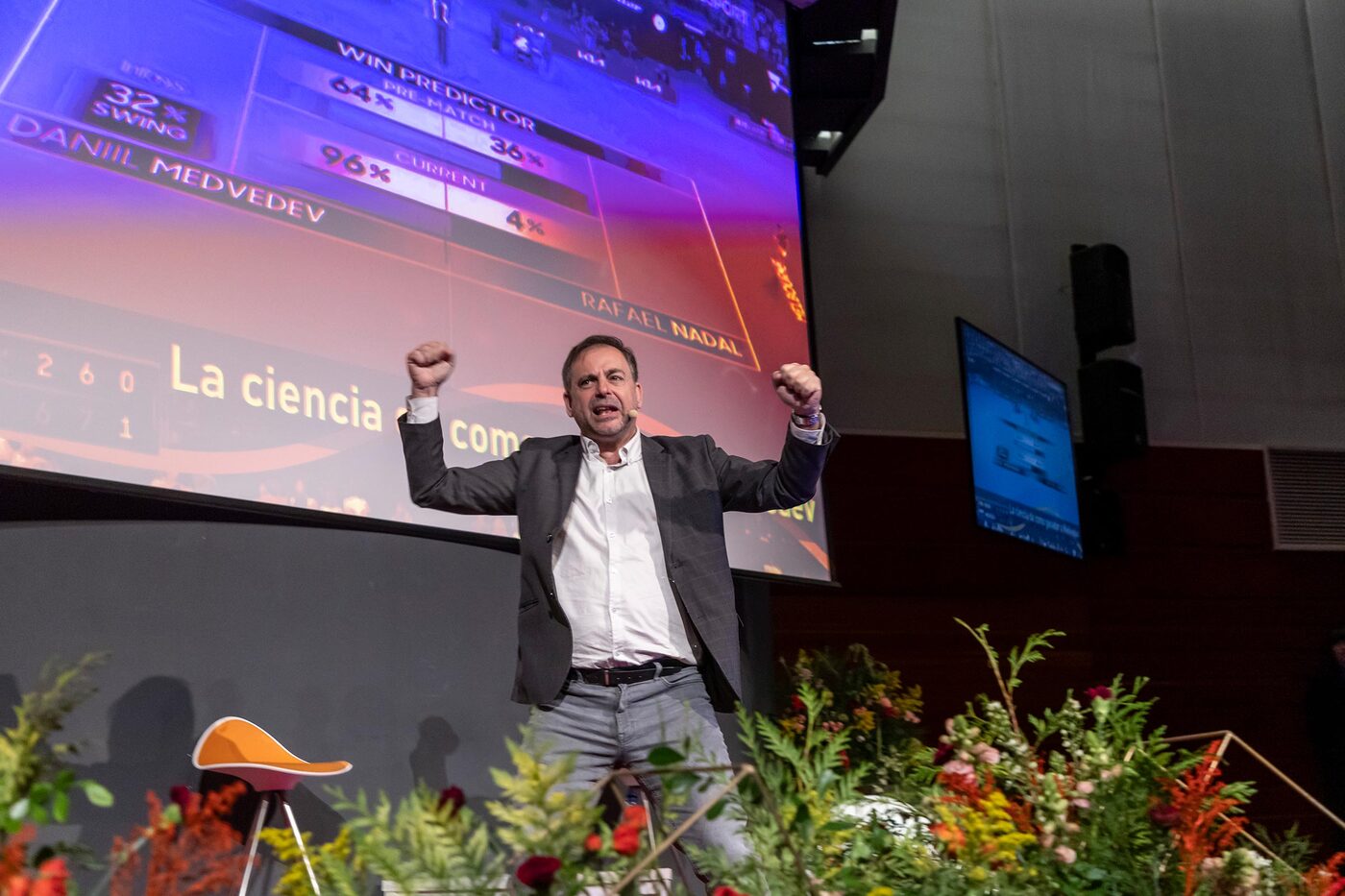 Pedro Amador con los brazos en alto al final de una conferencia
