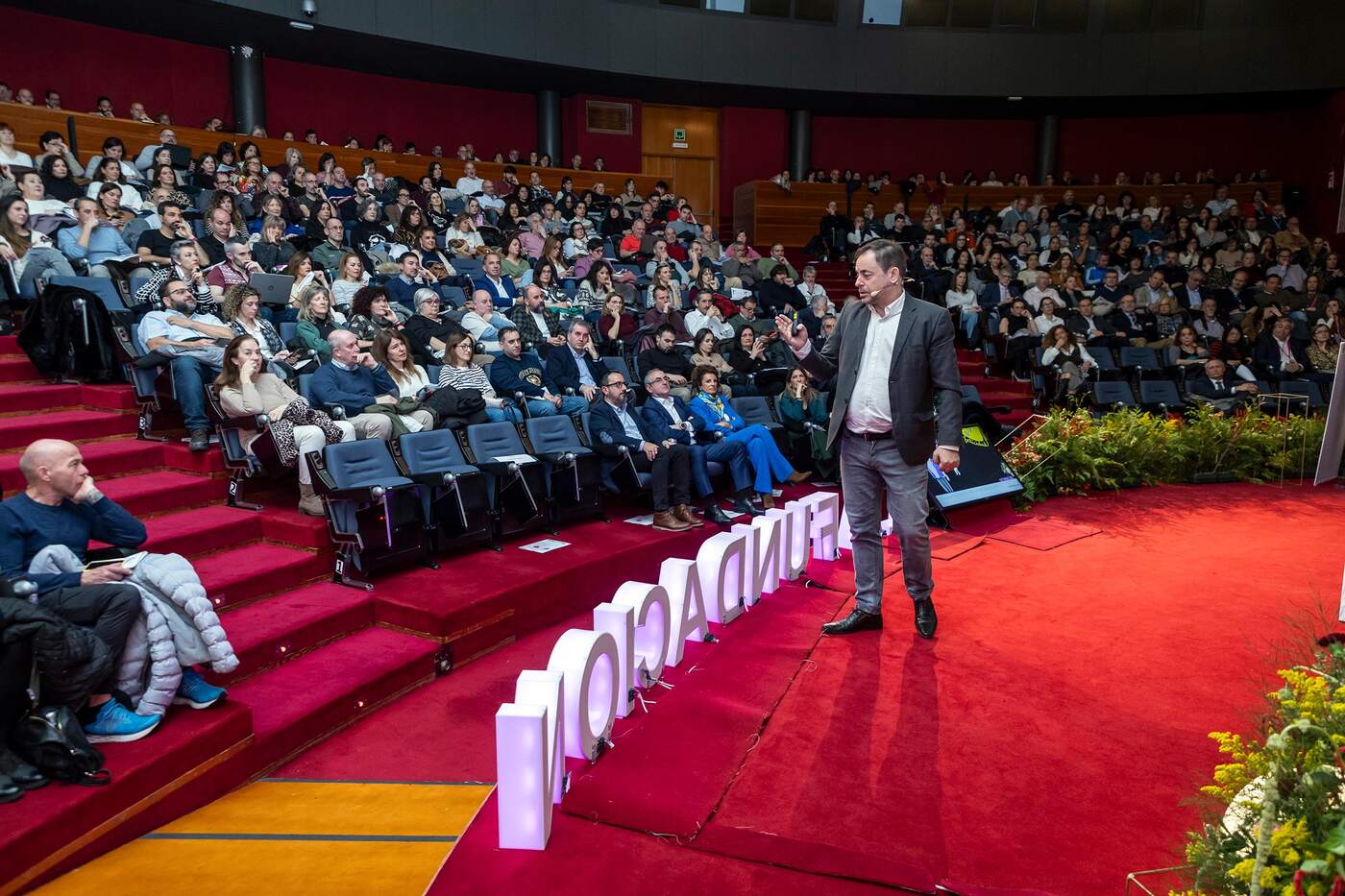 Pedro Amador durante una conferencia ante un auditorio lleno