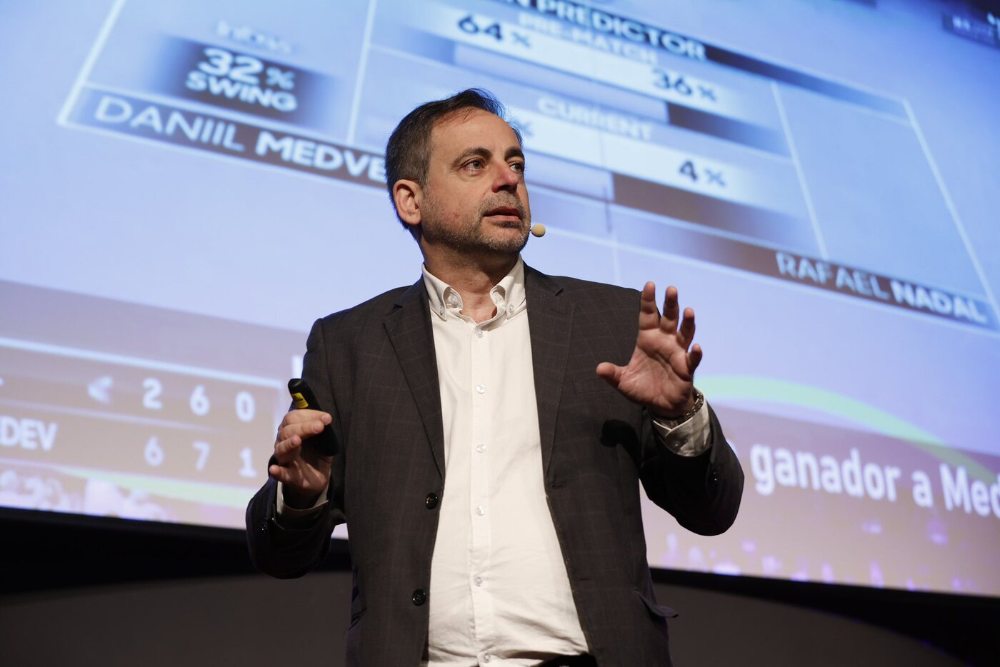 Pedro Amador explicando datos y toma de decisiones en una conferencia de empresa