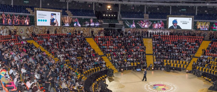 Plática ante cerca de mil asistentes en la Feria Estatal de León, México