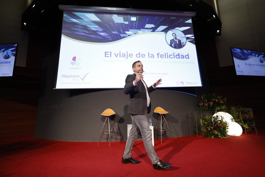 Conferencista durante la charla El viaje de la felicidad