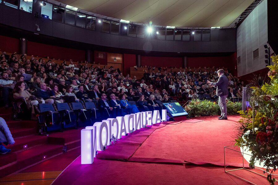 Conferenciante en un congreso corporativo en España