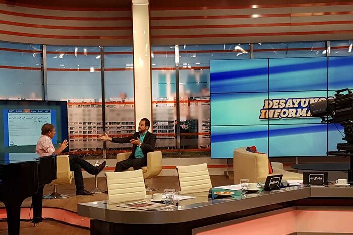 Pedro Amador, experto en felicidad, entrevistado en televisión